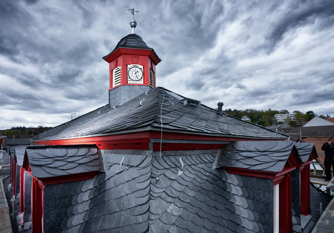Frisch saniertes Schiefer-Walmdach mit Dachreiter und Uhrenturm am Alten Rathaus Bad Nauheim – Referenzprojekt Meyendriesch-Dach, Hunsrück