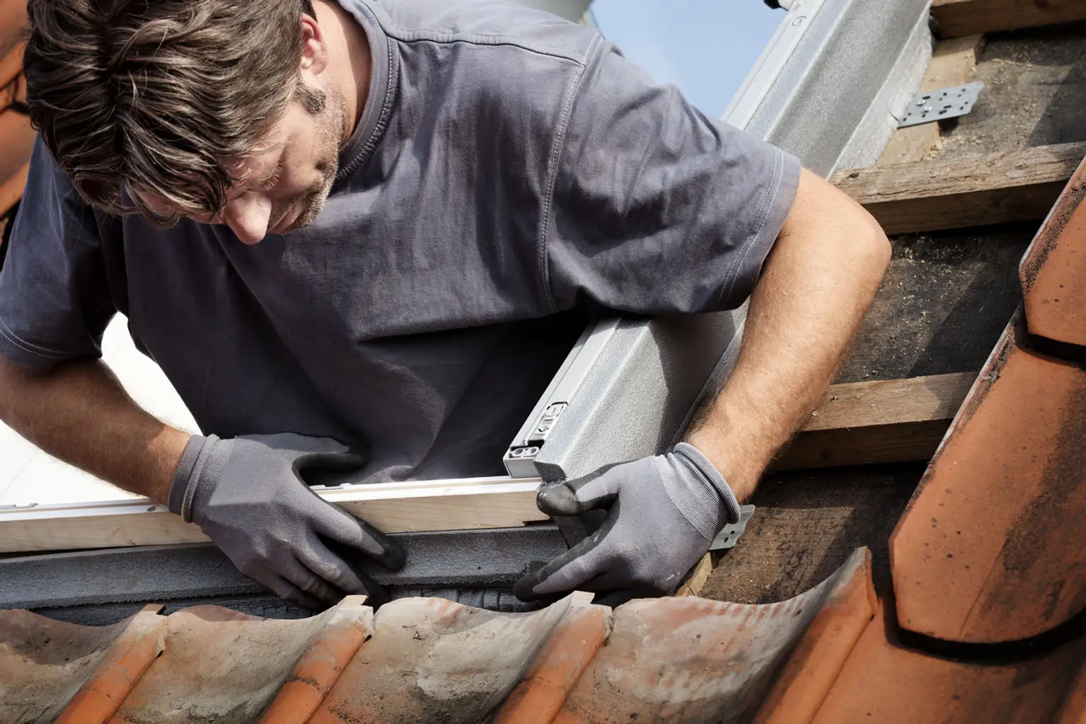Dachdecker bei der fachgerechten Montage eines Dachfensters in einem Ziegeldach – Einbau und Abdichtung durch Meyendriesch-Dach, Hunsrück